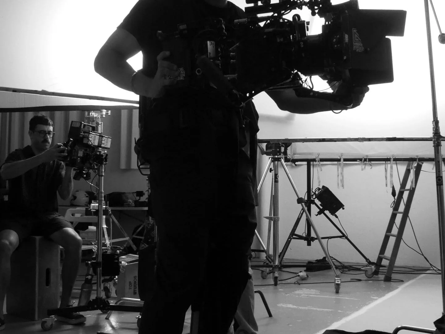 Rodaje de ISDIN Acniben: operador de Steadicam sobre un patinete autoequilibrado en el plató, en blanco y negro
