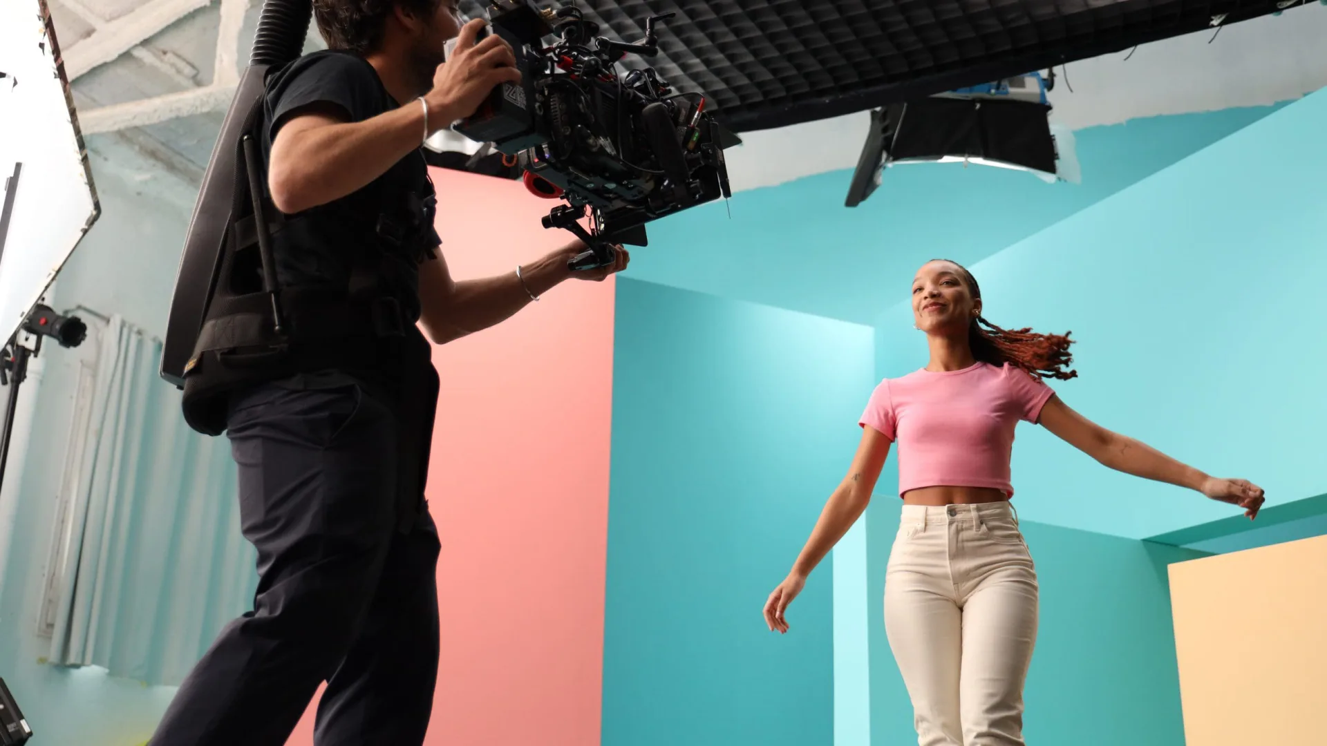 Rodaje de ISDIN Acniben: operador de cámara grabando a una modelo que camina por un set de colores