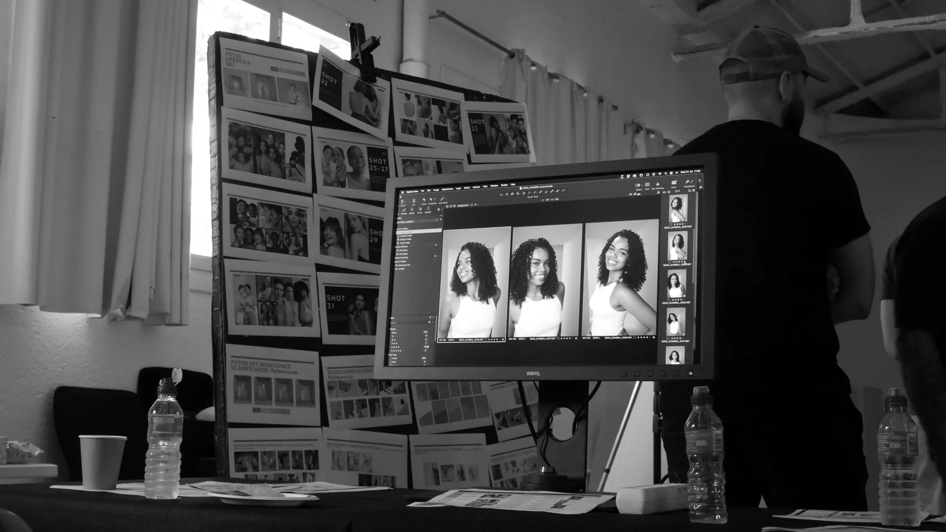 Casting de ISDIN Acniben: retratos de modelos en un monitor junto a un panel de planos impresos