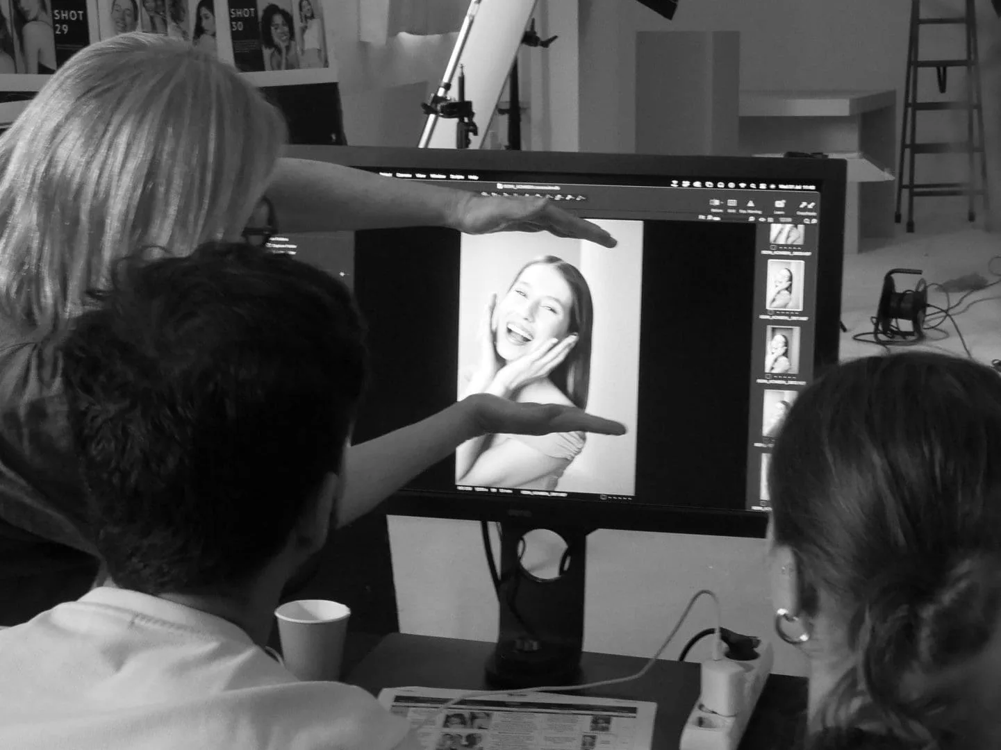 Rodaje de ISDIN Acniben: equipo revisando en pantalla un retrato junto al panel de planos