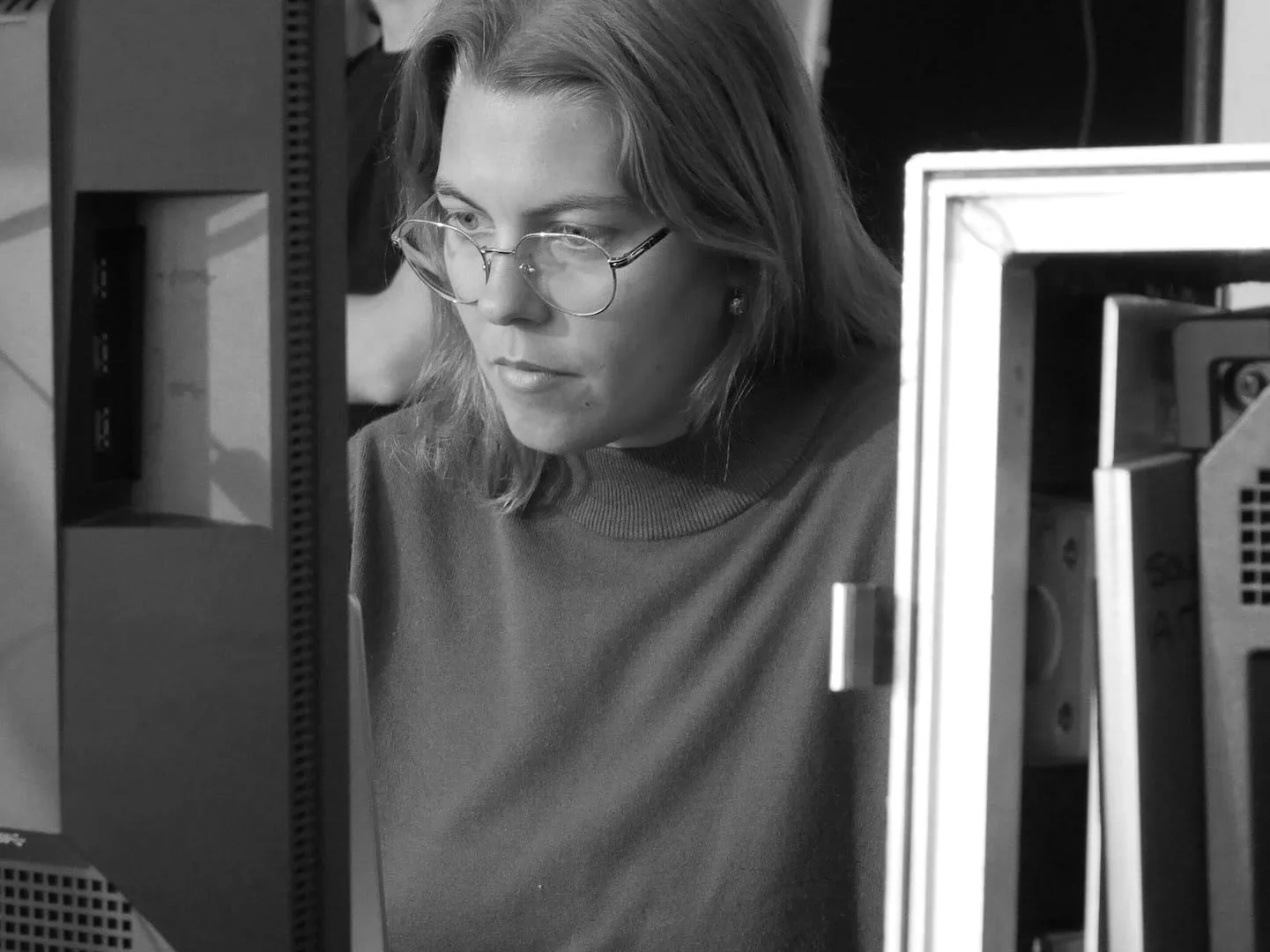 Isdin Hyaluronic making of: crew member reviewing takes at a monitor on set, black and white