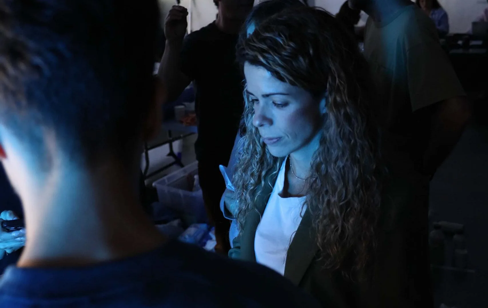 Isdin Hyaluronic making of: crew gathered in the studio under blue light between takes