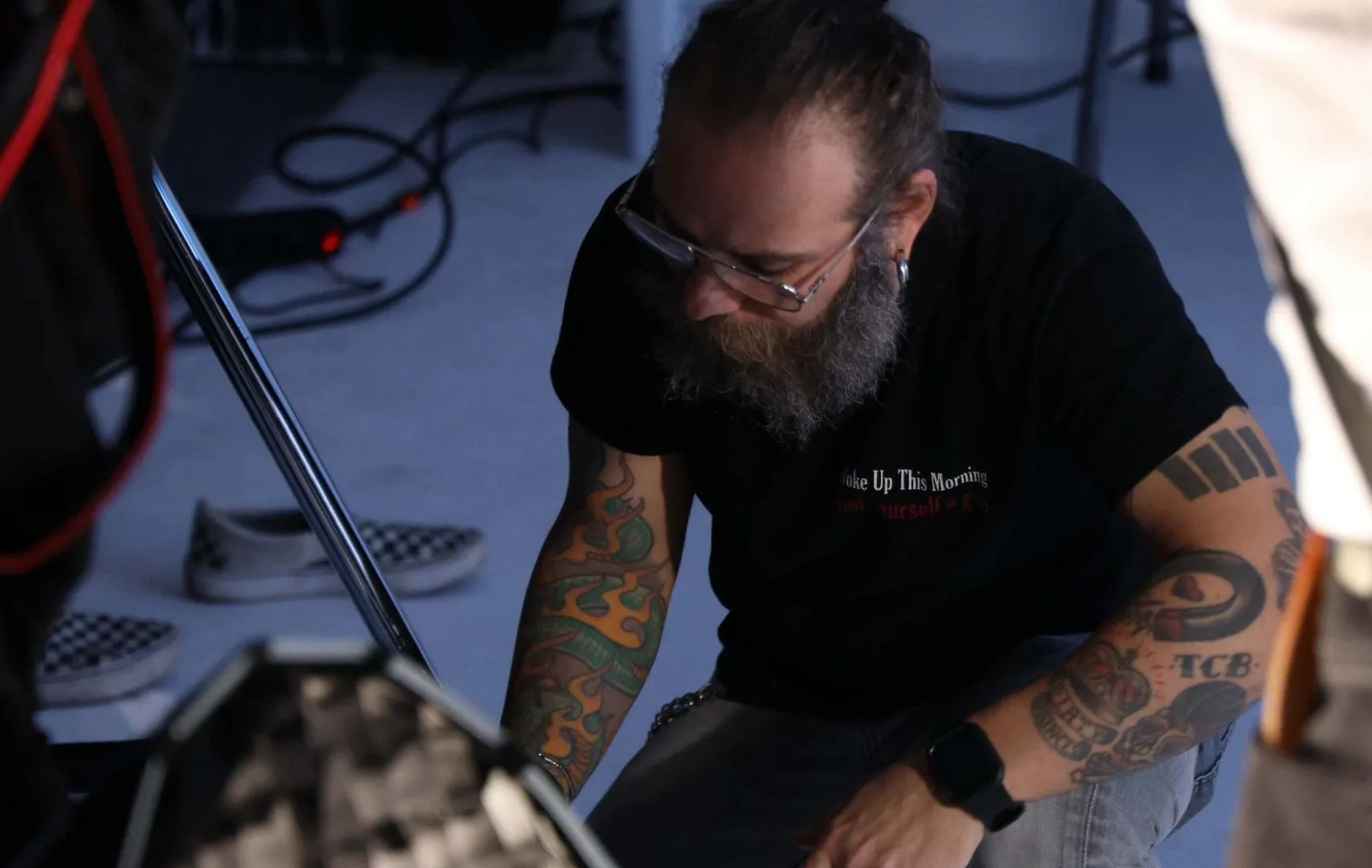 Isdin Hyaluronic making of: crew member crouching to adjust lighting on the studio floor