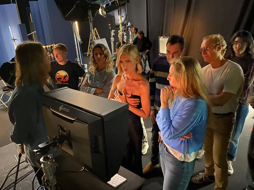 ISDIN Retinal, behind the scenes: the crew around the monitor