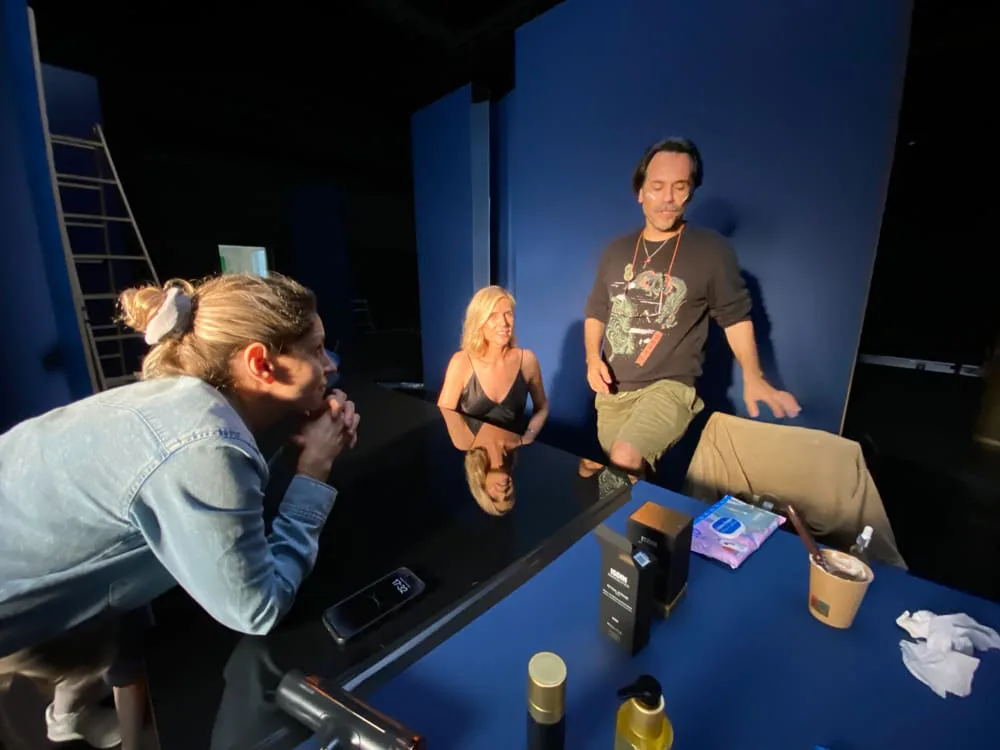 ISDIN Retinal, behind the scenes: rehearsal on the blue set