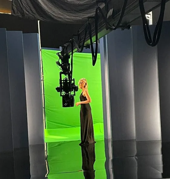 ISDIN Retinal, behind the scenes: motorized camera crane in front of the green screen