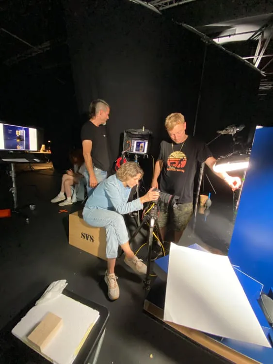 ISDIN Retinal, behind the scenes: preparing a shot on the blue set