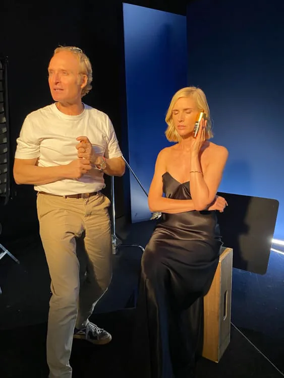 ISDIN Retinal, behind the scenes: between takes on the blue set