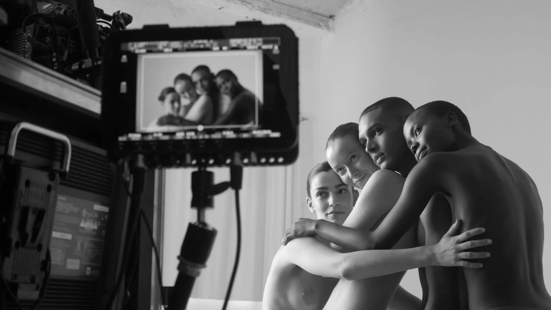 Isdin Ureadin shoot: four models embrace in front of the camera, framed on the monitor