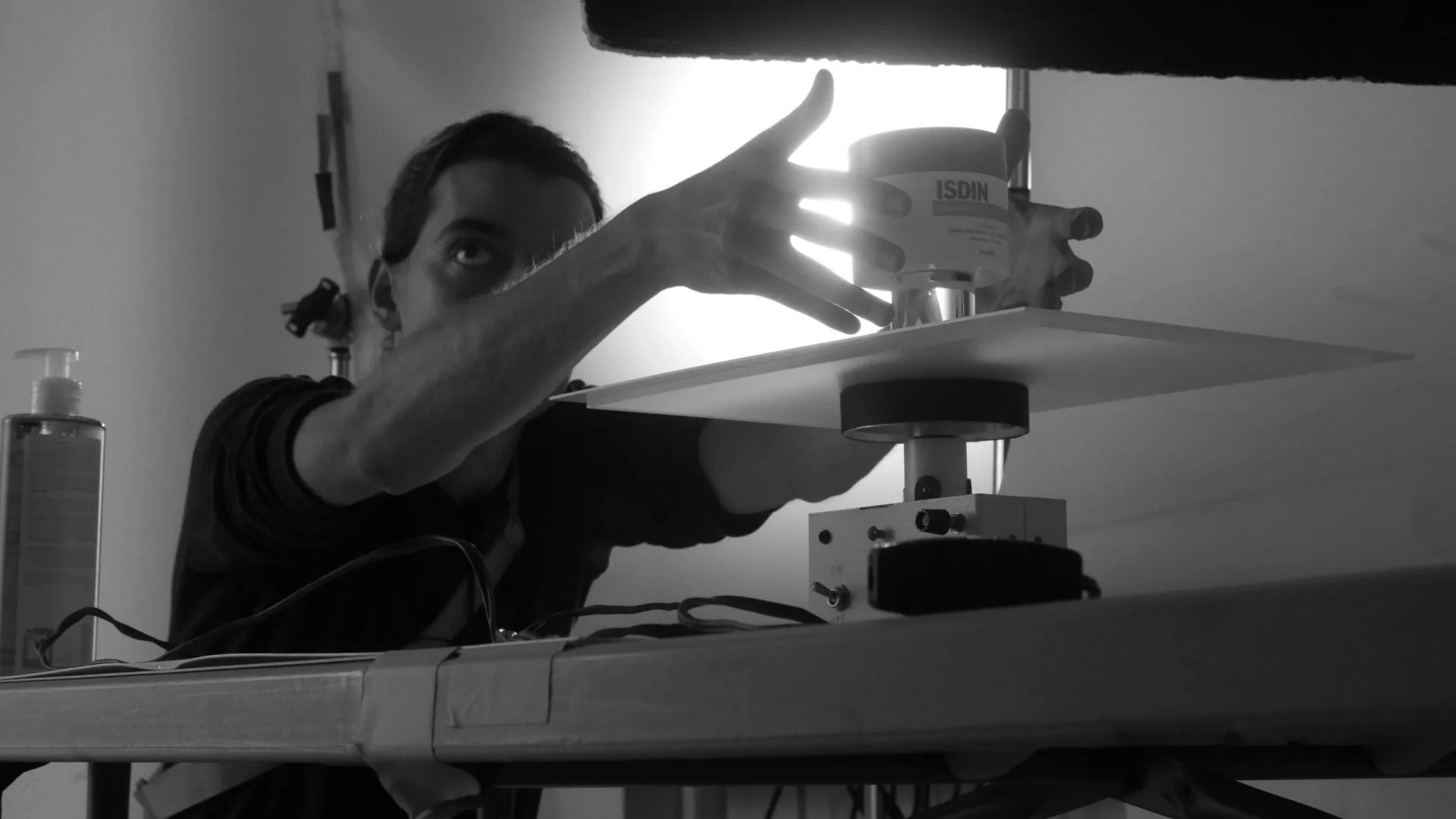 Isdin Ureadin shoot: crew member placing an Isdin jar on a motorised turntable