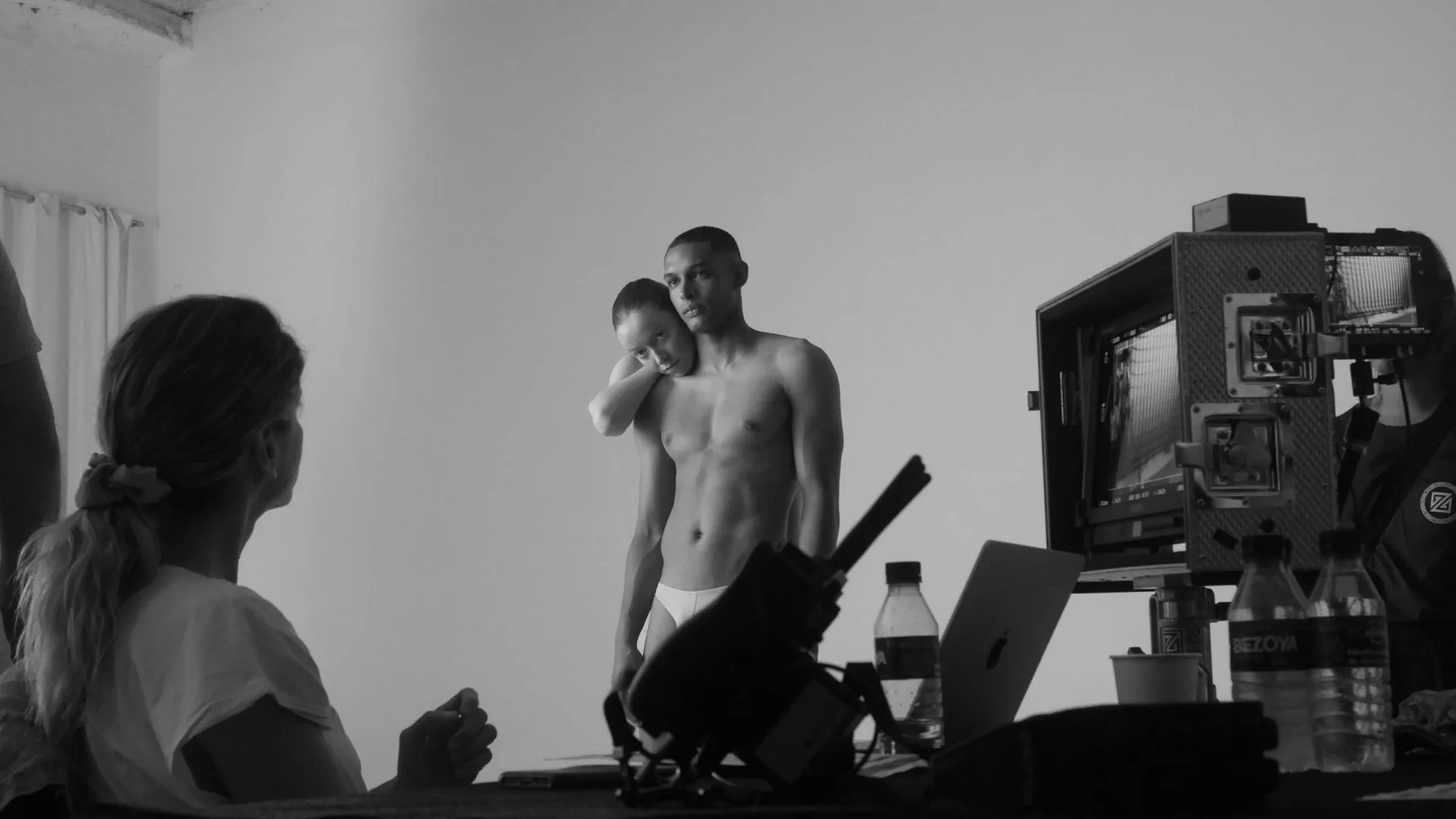 Isdin Ureadin shoot: two models pose on the white set as the team watches the monitor