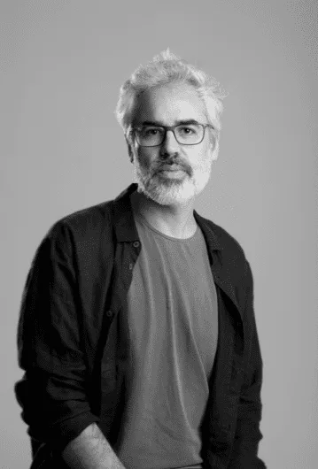 Retrato en blanco y negro del director Jordi Capdevila en estudio