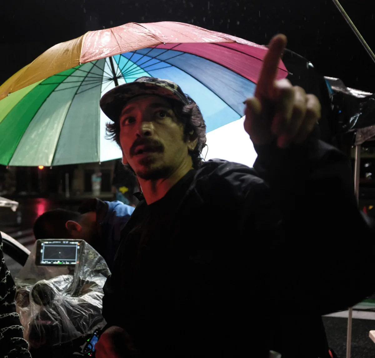 Rodaje nocturno bajo la lluvia de Juan Pablo Caballero: alguien del equipo da indicaciones