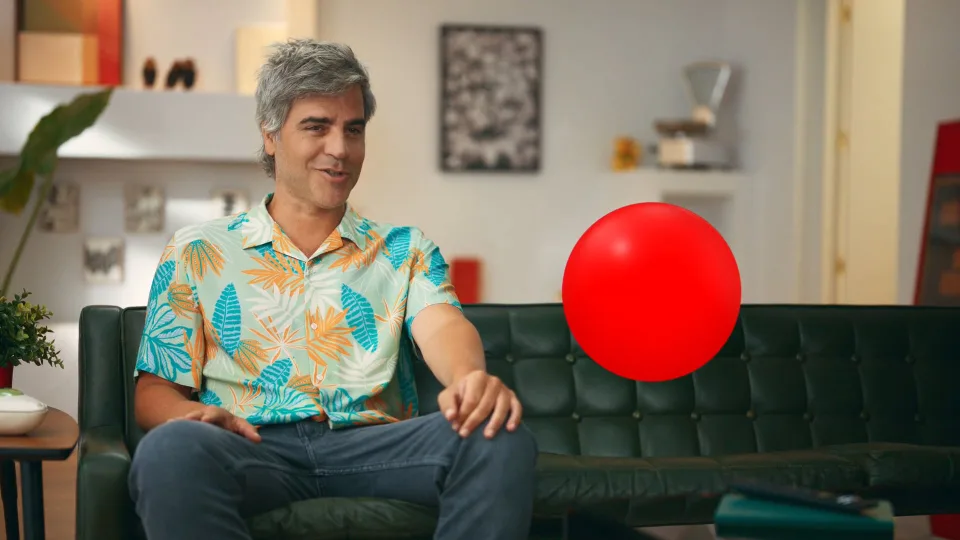 Lowi – Vivir con un punto de más, directed by Humbert Aparicio