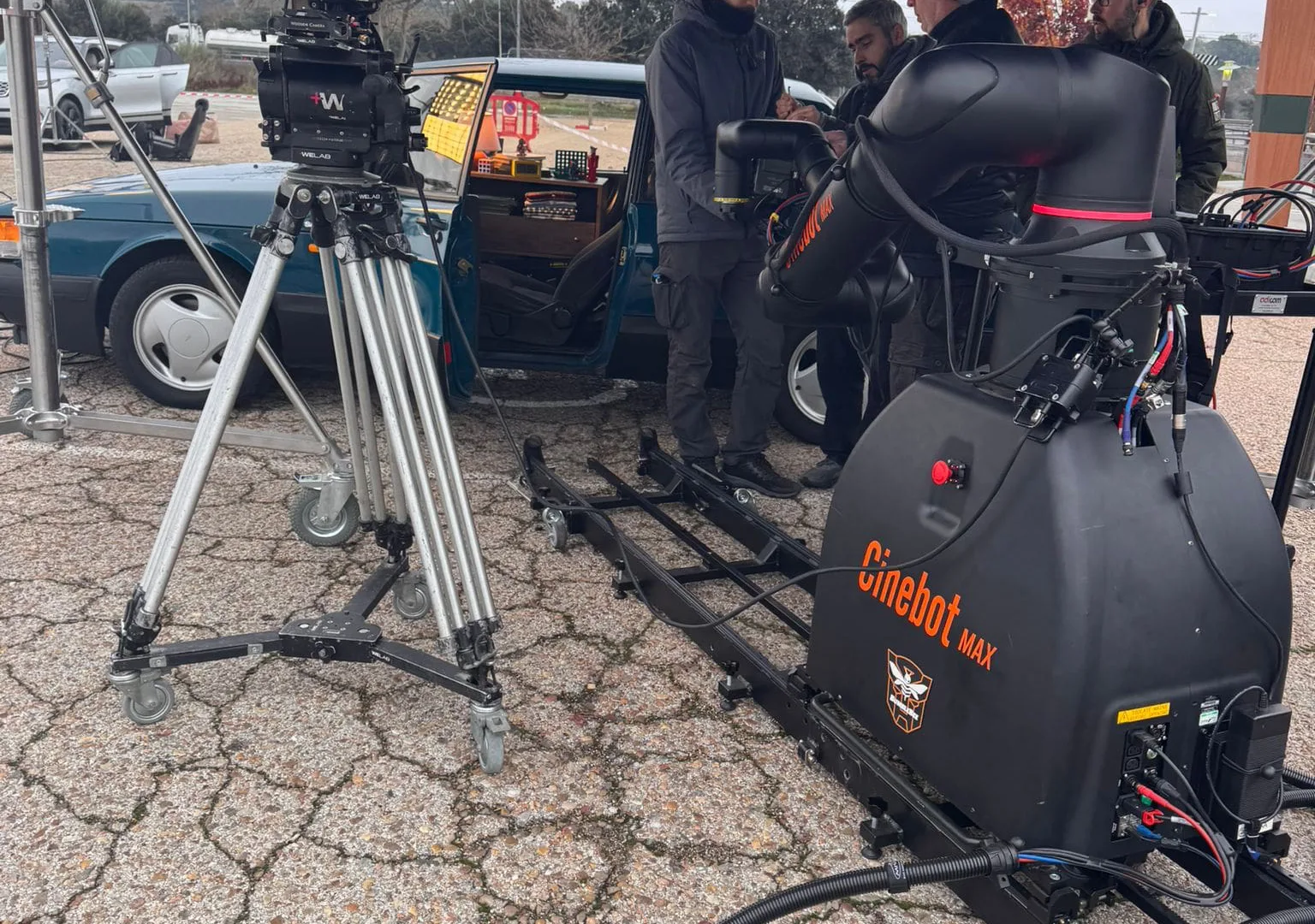 McDonald’s, behind the scenes: the Bolt robot next to the car