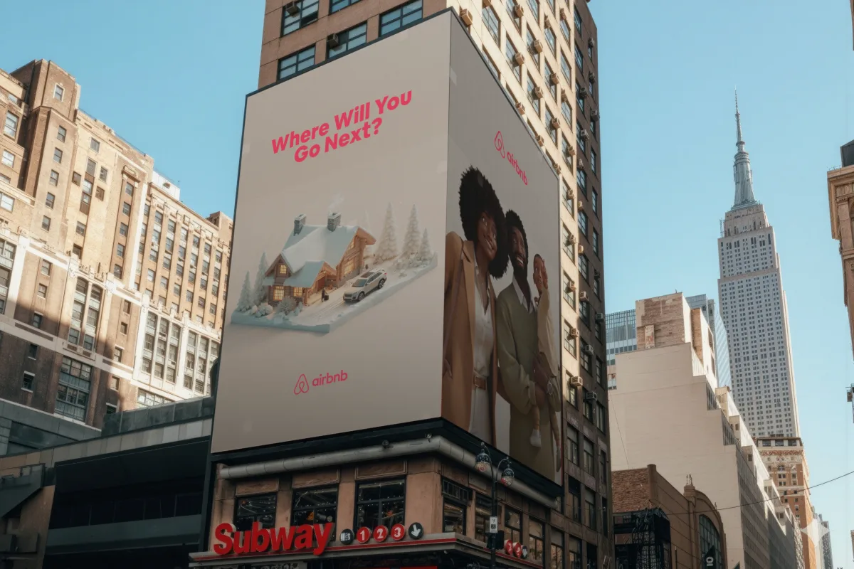 Campaña de Airbnb generada con IA en una valla de Nueva York, de un trabajo de Miljak