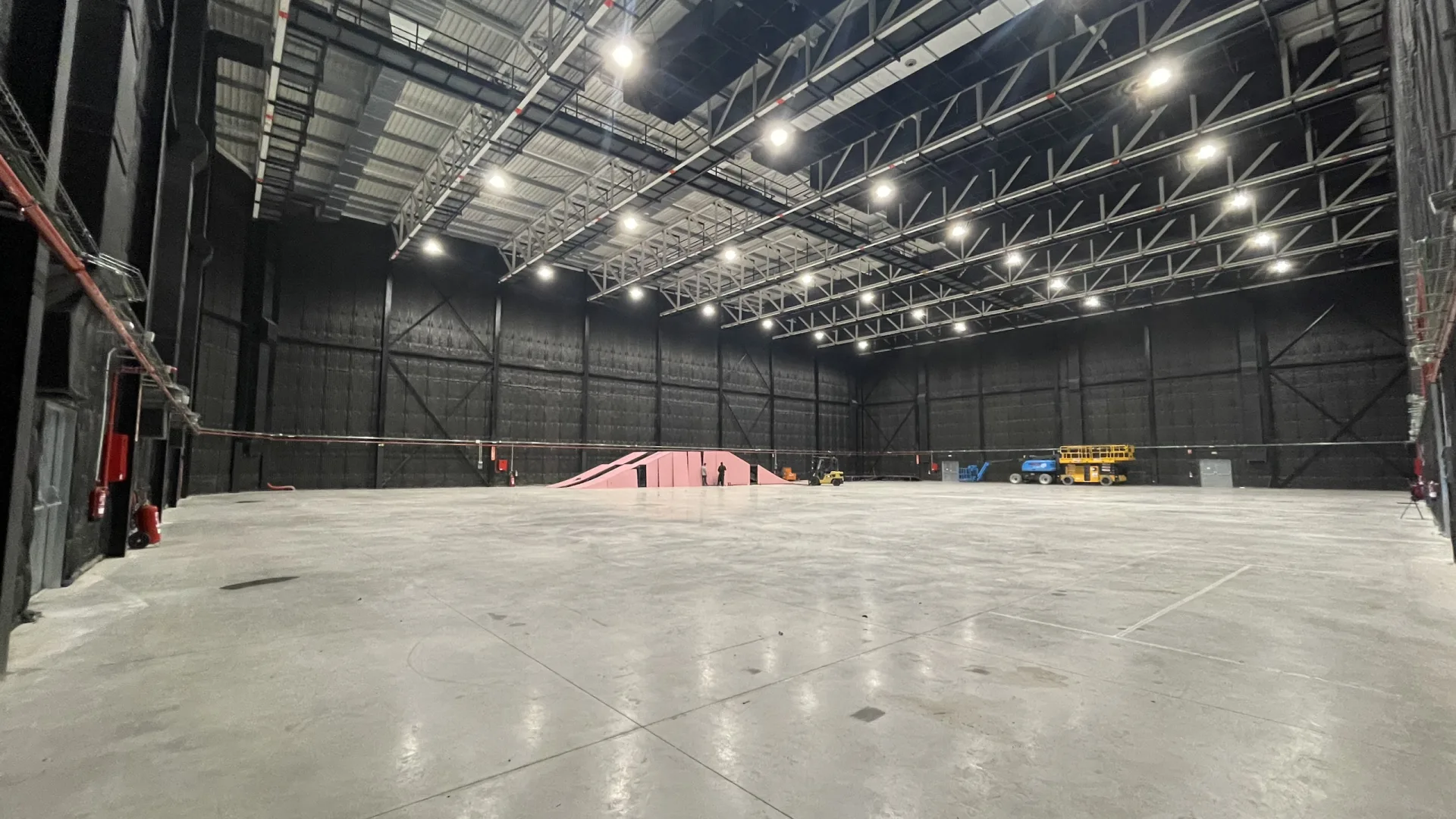 Repsol x Dakar, behind the scenes: the empty soundstage before the build