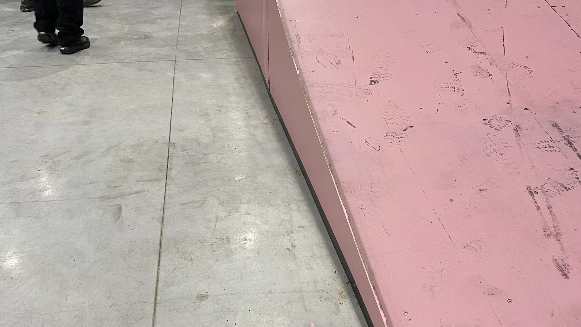 Repsol x Dakar, behind the scenes: the ramp covered in pink gum