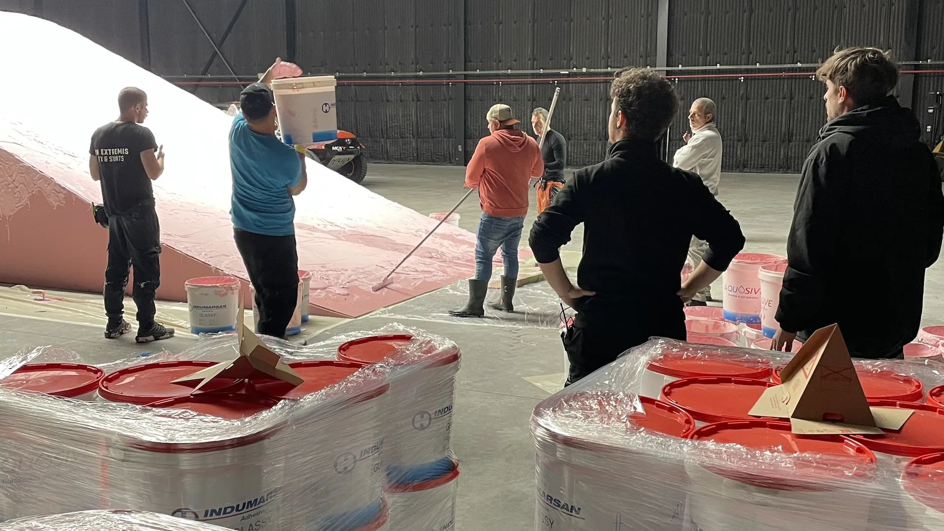 Repsol x Dakar, behind the scenes: the crew among the slime buckets