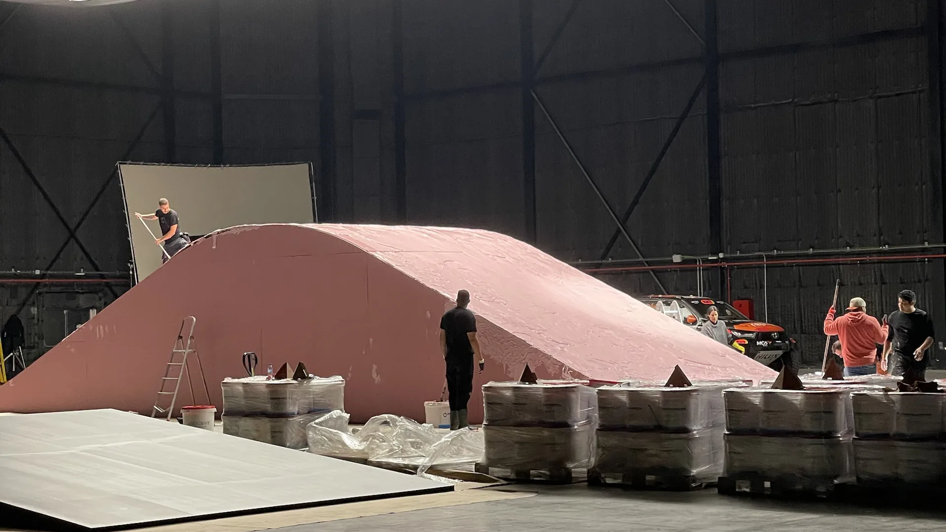 Repsol x Dakar, behind the scenes: the gum ramp under the studio lights