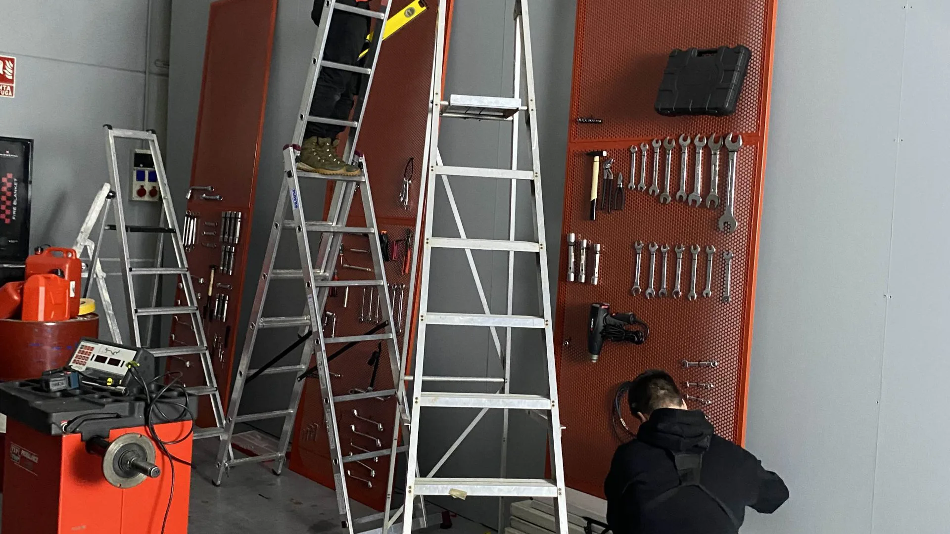 Seat Connect making of: art team on ladders mounting tool panels in the workshop set