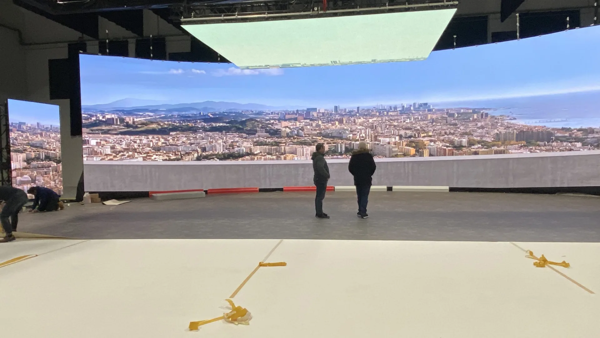 Seat Connect set: LED wall with a coastal city panorama in an empty virtual production stage
