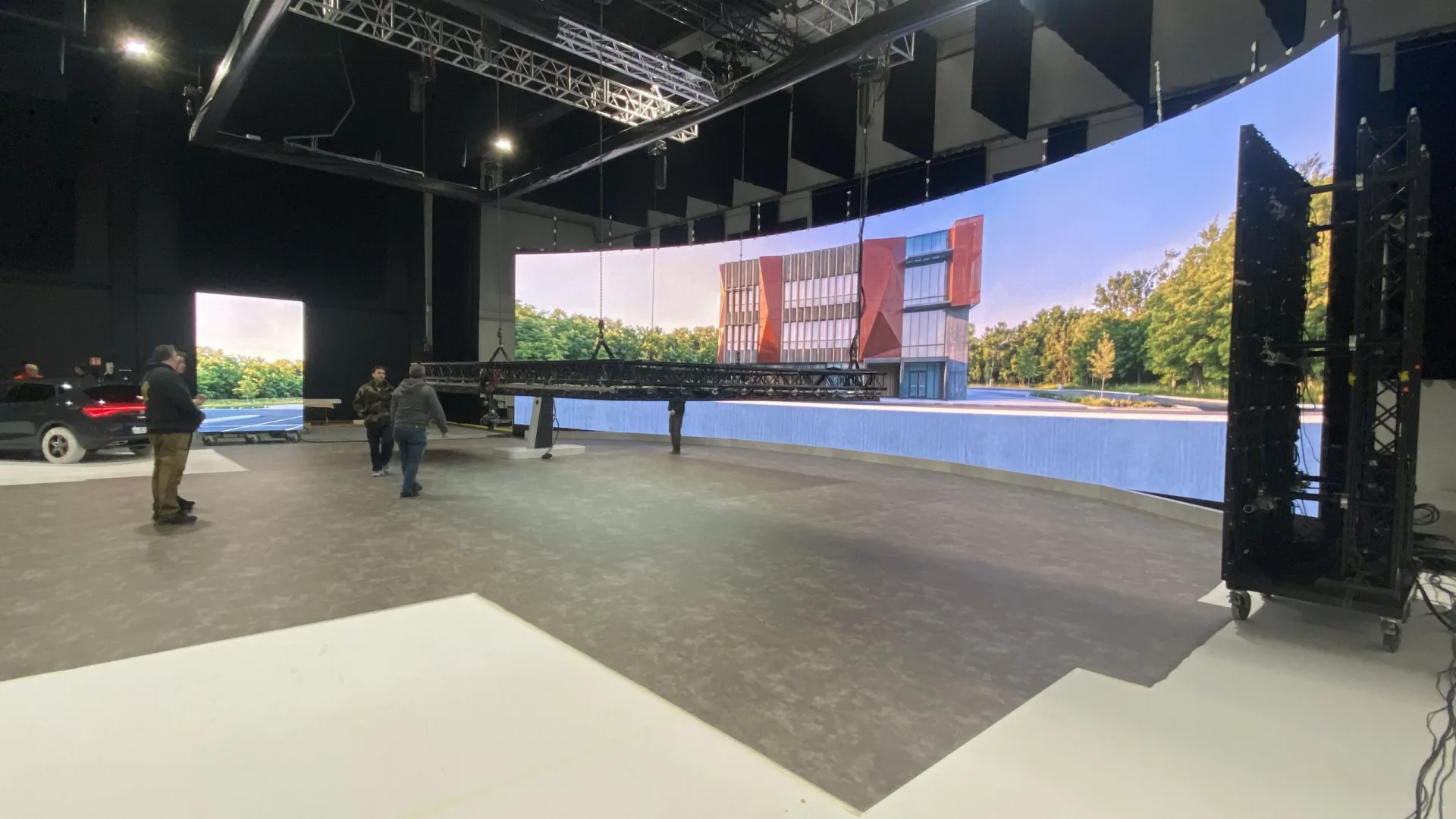 Seat Connect set: curved LED wall showing a modern building during setup