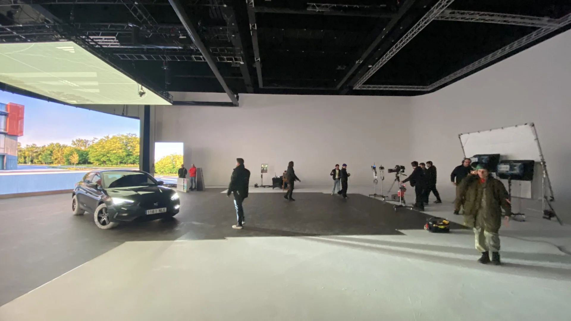 Seat Connect shoot: wide view of the studio with the car under an LED ceiling and the crew