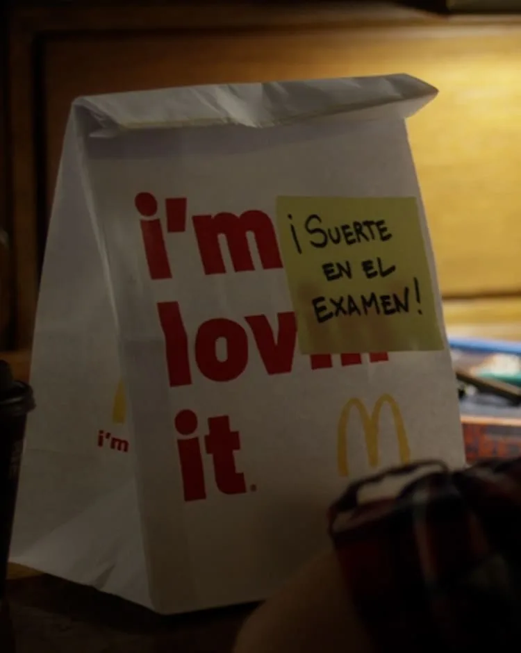Bolsa de McDonald's con una nota de suerte en el examen, de un anuncio de Sonia Ramirez