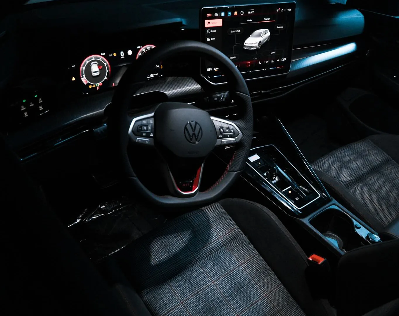 Volkswagen Golf GTI interior: steering wheel, digital cockpit and tartan sports seats
