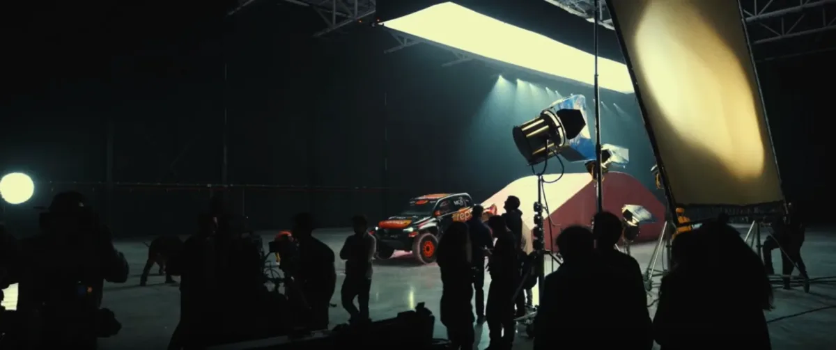 Repsol x Dakar, making of: el equipo de Glassy Films en el plató con el coche del Dakar y la rampa