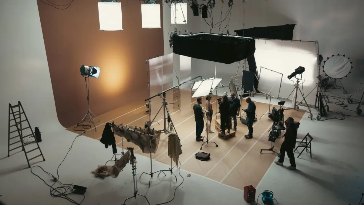 Sanex Therapy, making of: vista cenital del plató con el equipo de Glassy Films y los focos