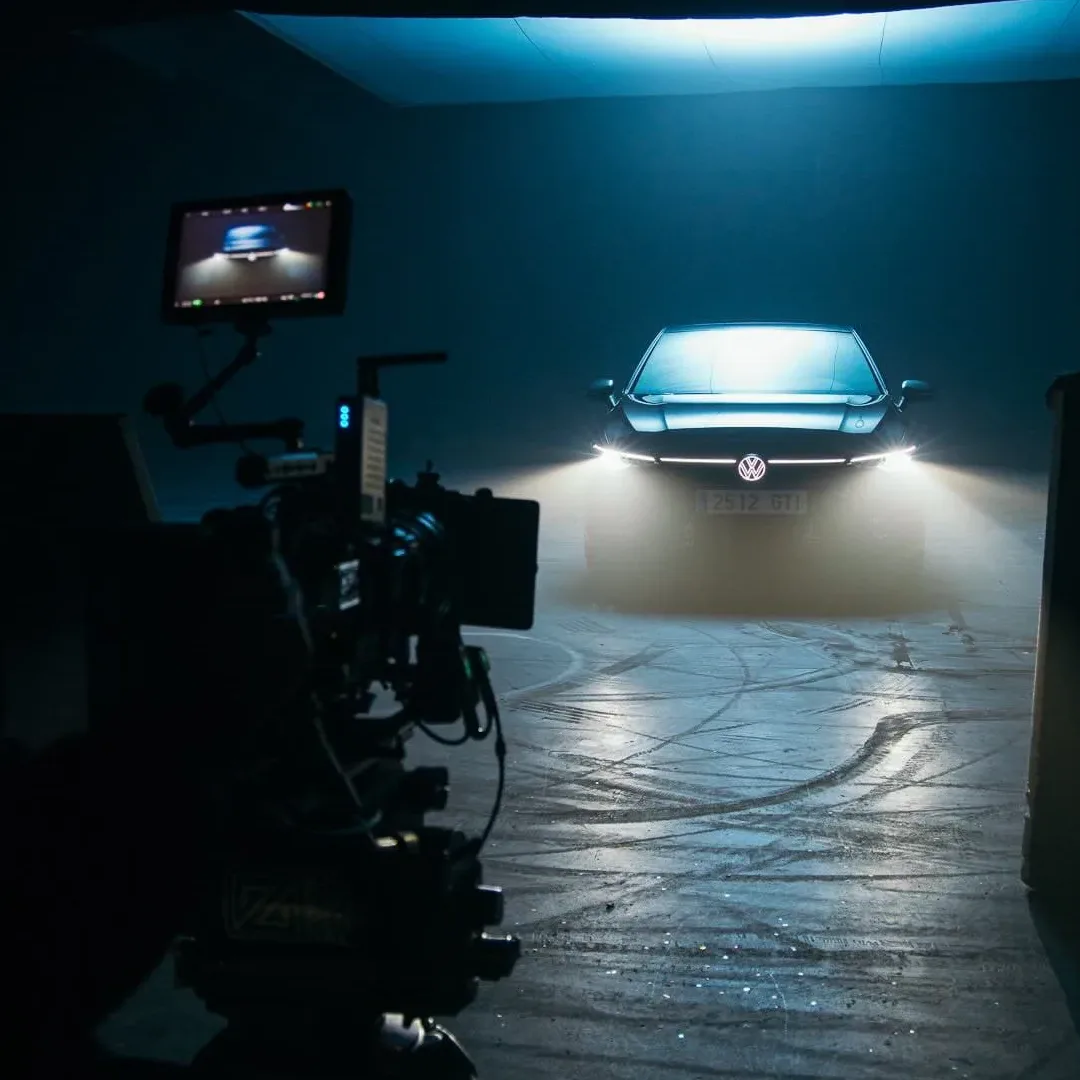 Volkswagen Golf GTI, making of: el coche con los faros encendidos en un plató a oscuras, con la cámara y el monitor en primer plano
