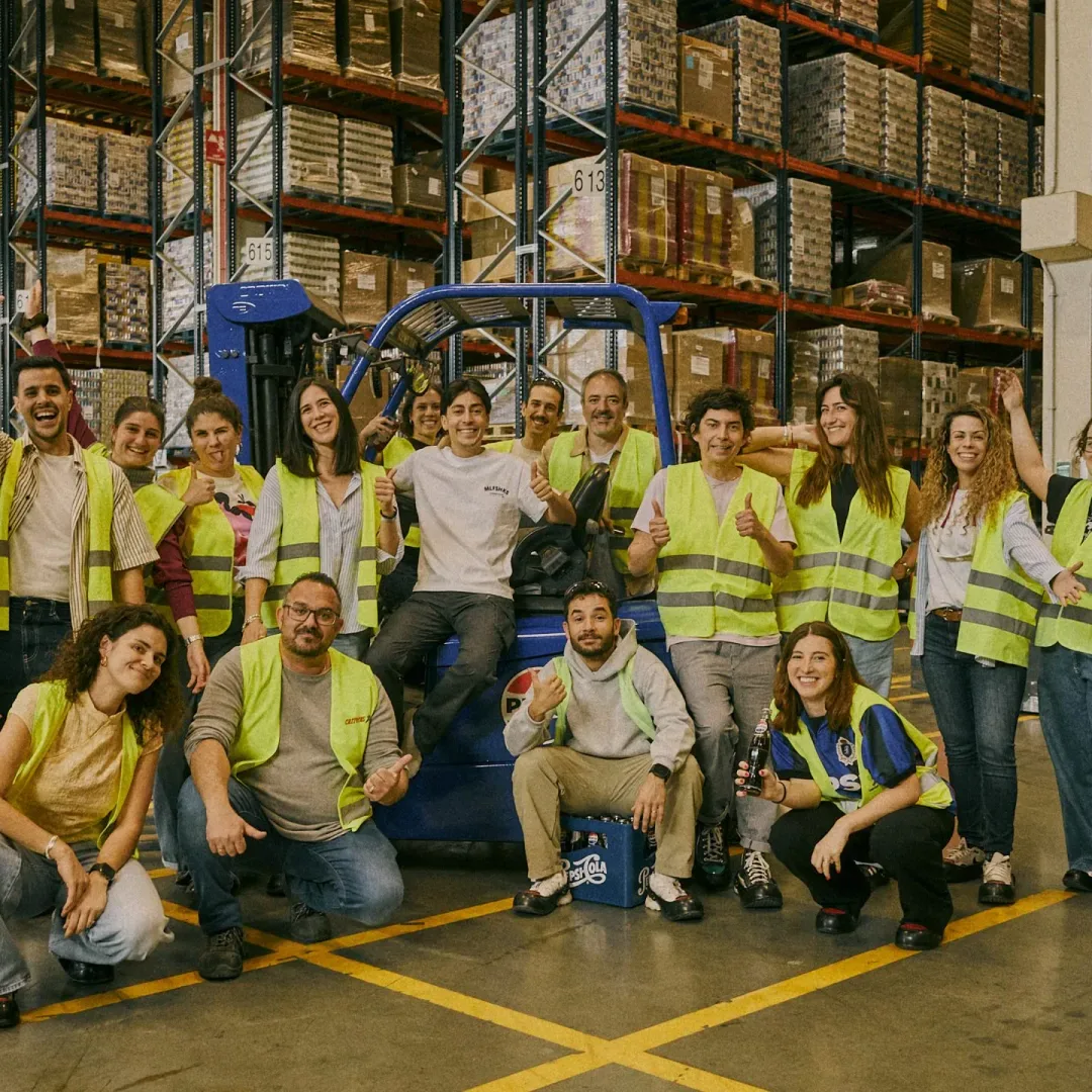 Pepsi x Nil Ojeda, making of: el equipo de Glassy Films con chalecos reflectantes en el almacén logístico