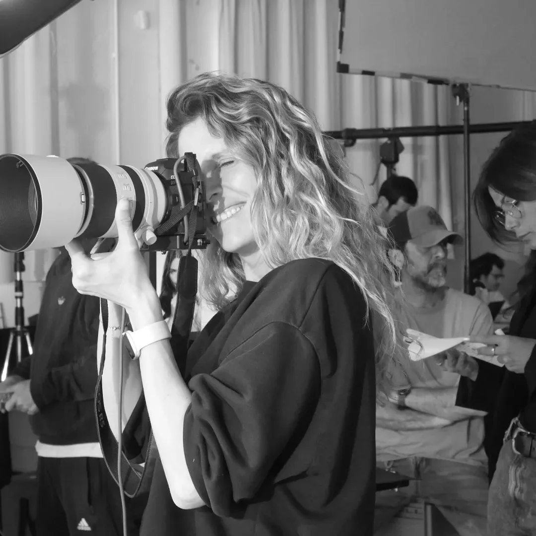 ISDIN Hyaluronic, making of: una fotógrafa con teleobjetivo en el plató, en blanco y negro