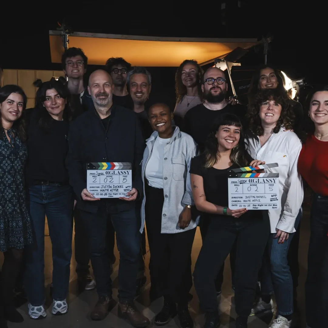 Sanex Therapy, making of: foto de grupo del equipo de Glassy Films con dos claquetas