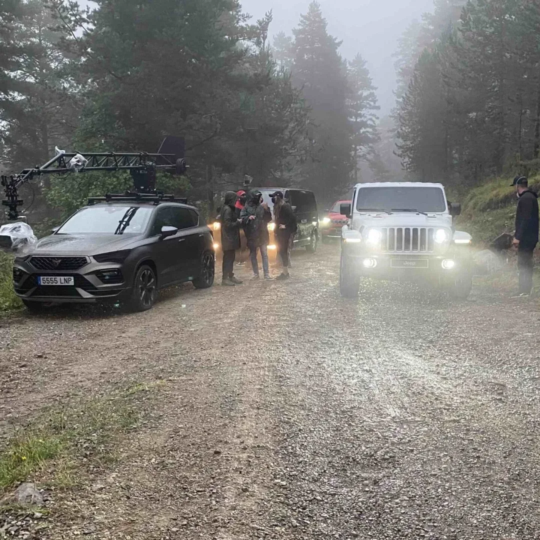 Jeep, making of: el Jeep y el coche de cámara en una pista de bosque con niebla