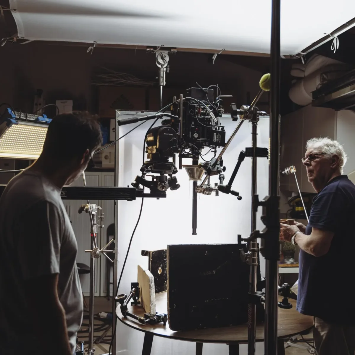 El equipo de Glassy Films alrededor de un rig de cámara para tabletop, delante de un fondo blanco