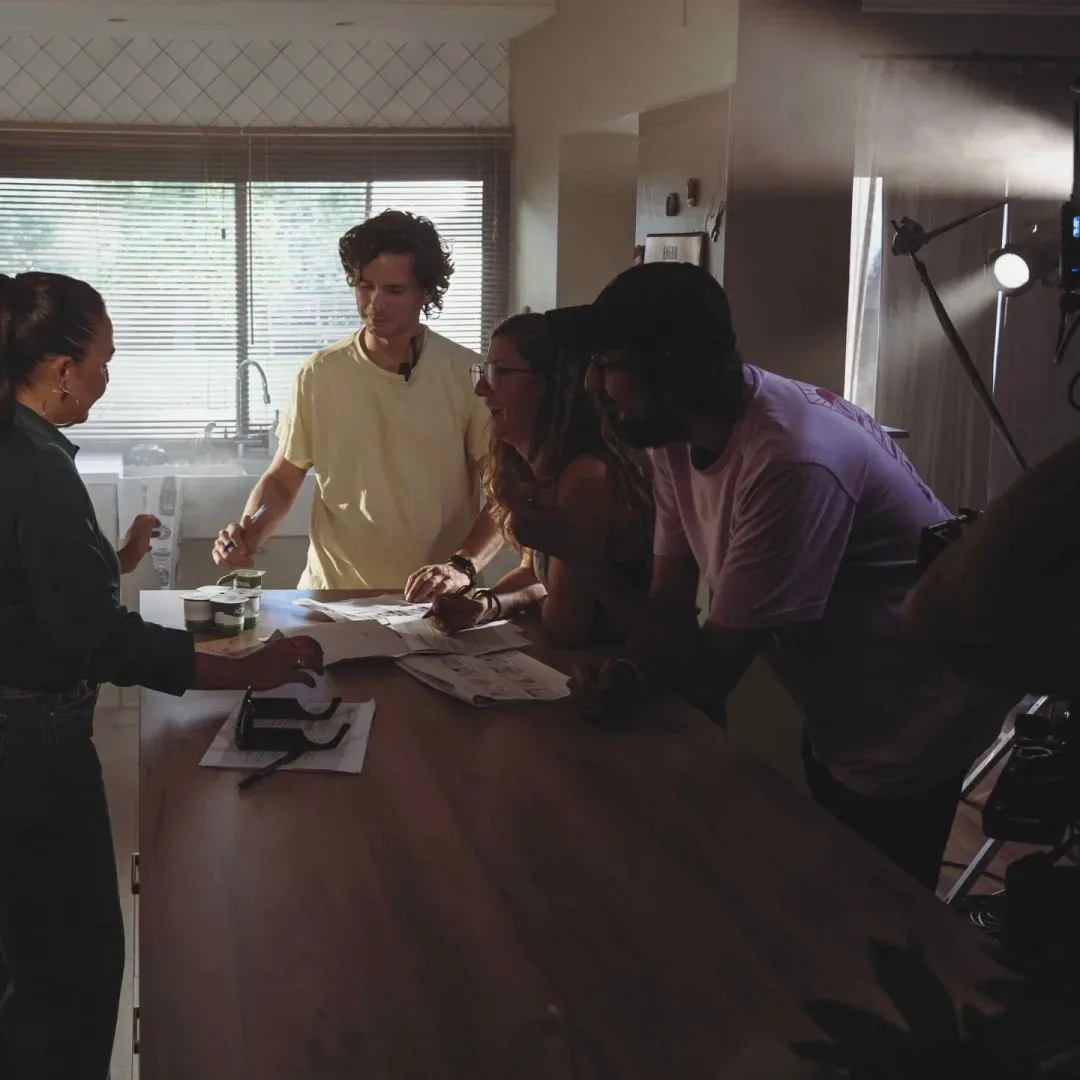 Activia, making of: actores y equipo ensayan una escena en el set de la cocina
