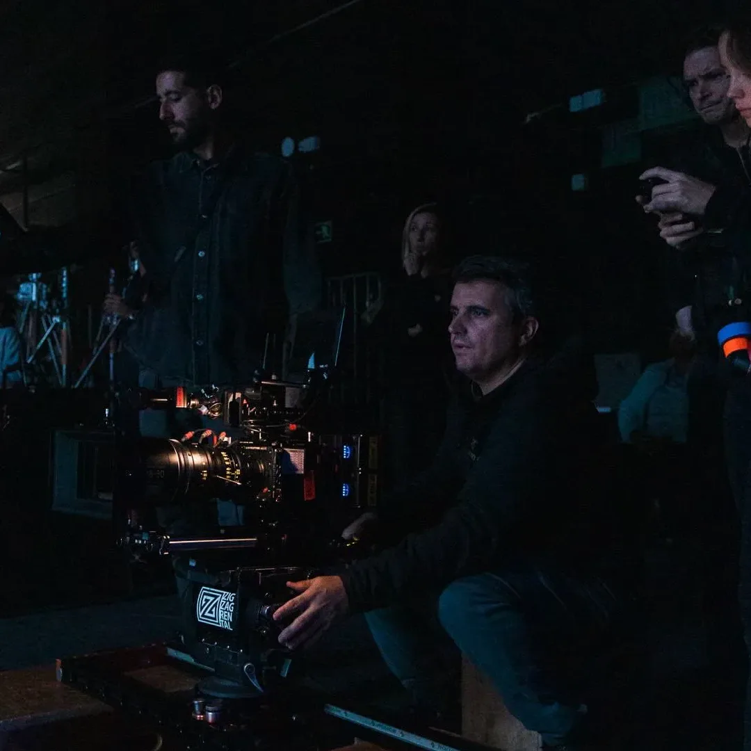 Volkswagen Golf GTI, making of: el equipo de Glassy Films alrededor de la cámara en un plató a oscuras
