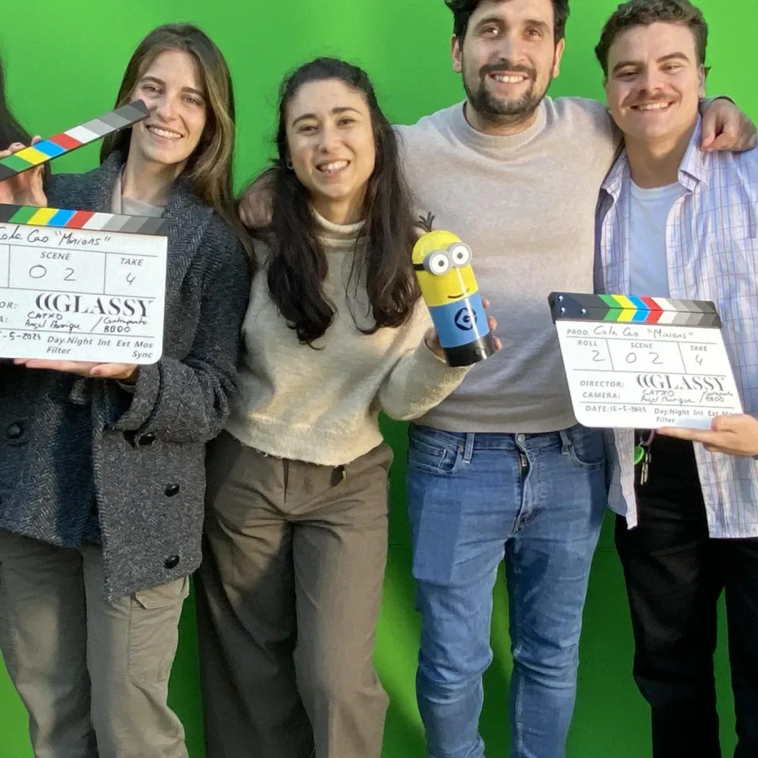 ColaCao Minions, making of: el equipo de Glassy Films con claquetas y un muñeco de Minion delante del croma