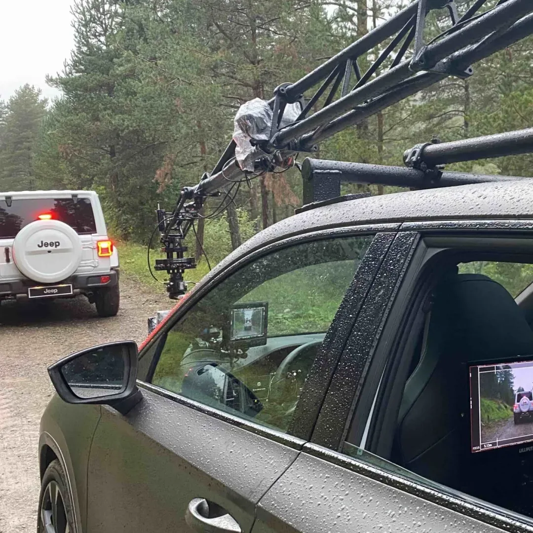 Jeep, making of: el coche de cámara con brazo grúa sigue al Jeep por una pista de bosque