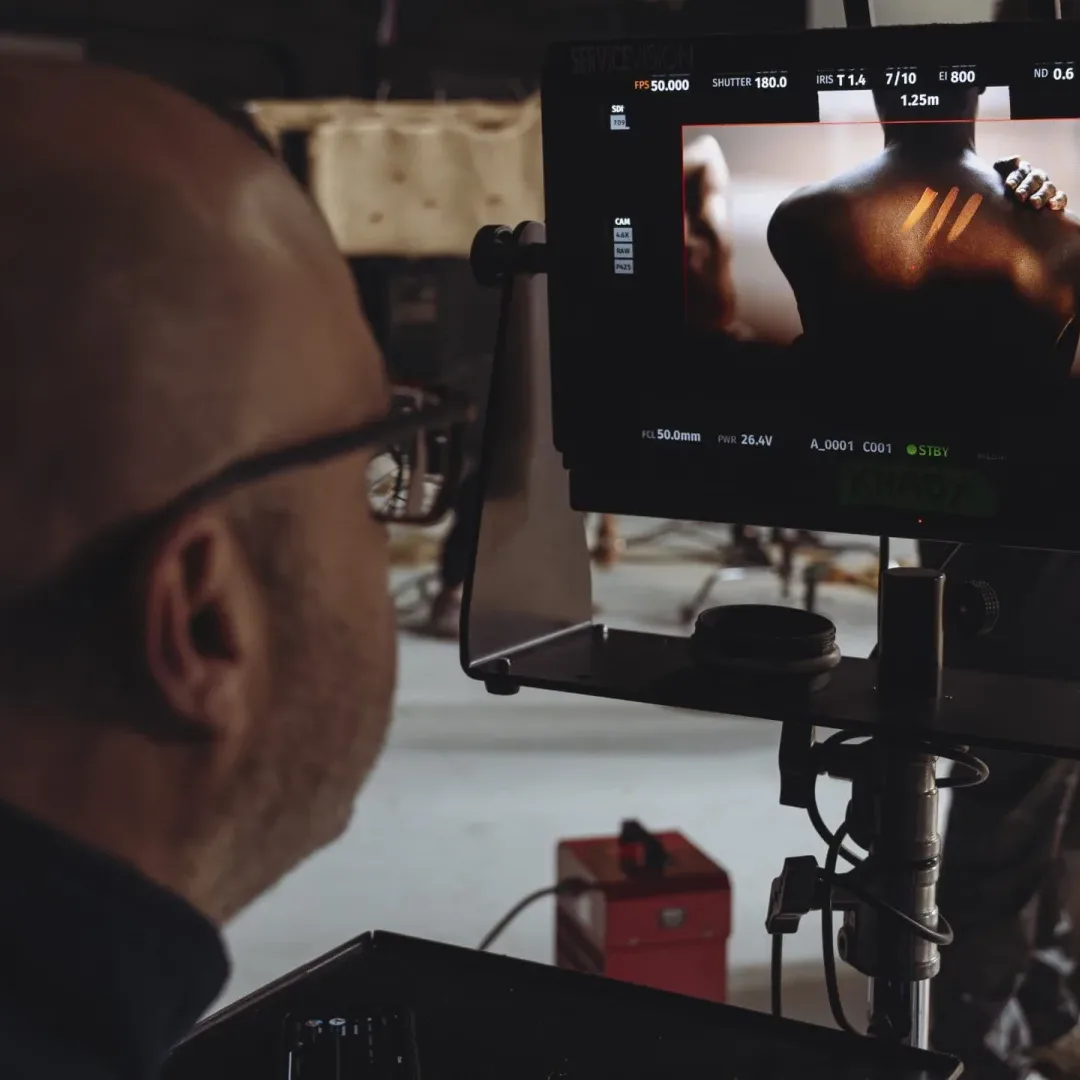 Sanex Therapy, making of: un miembro del equipo sigue el plano en el monitor