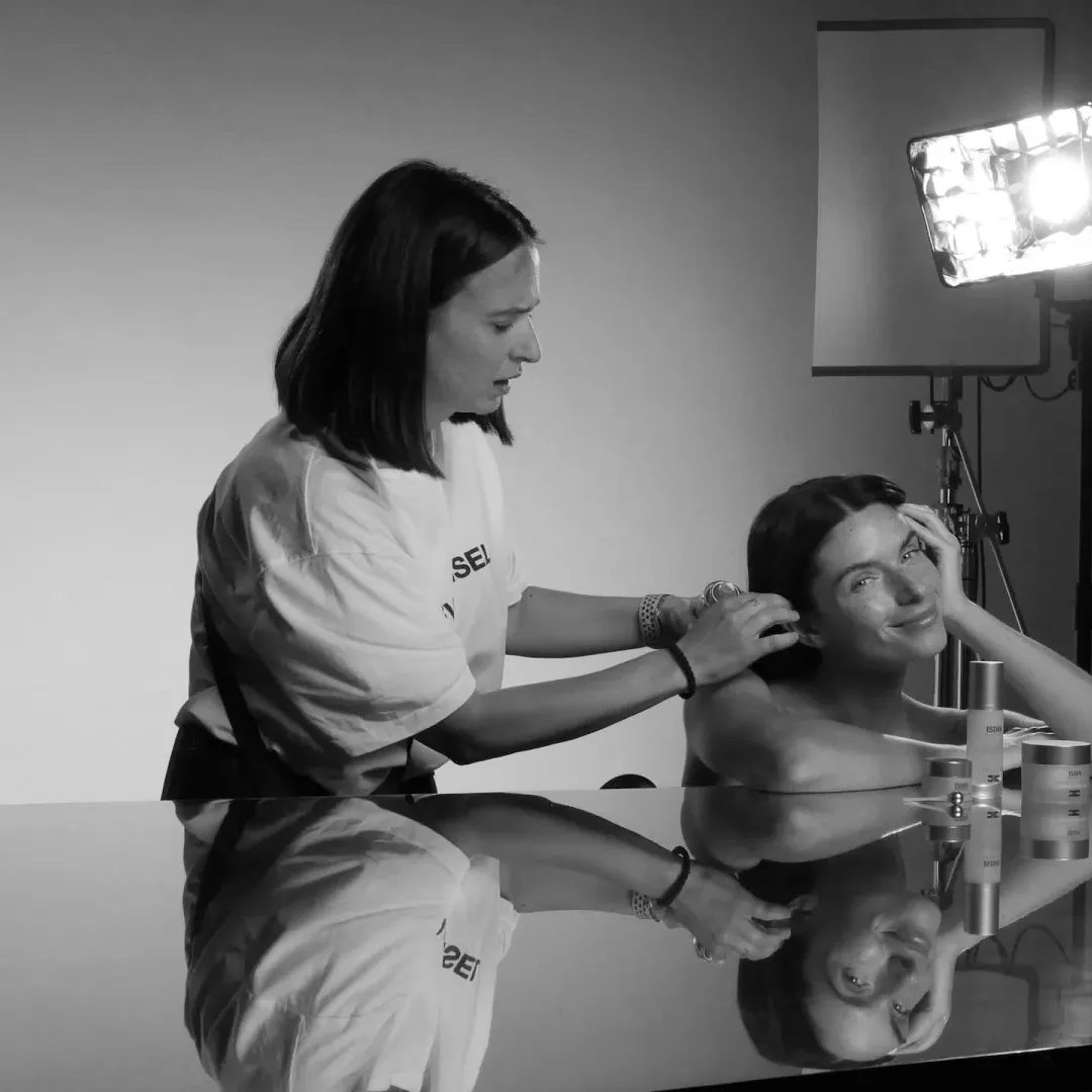 ISDIN Hyaluronic, making of: una maquilladora prepara a la modelo, en blanco y negro
