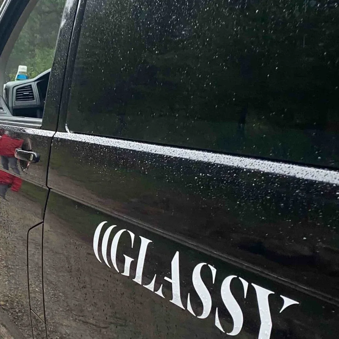 Jeep, making of: la furgoneta de Glassy Films con su logo en una pista de bosque