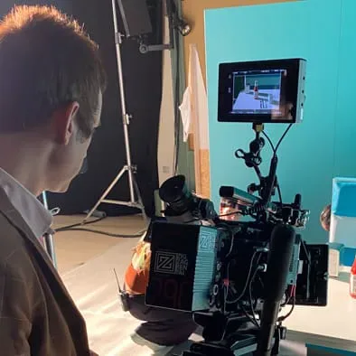 Heinz Tomate Frito, making of: la cámara y su monitor ante un set turquesa con un bote de Heinz en la mesa