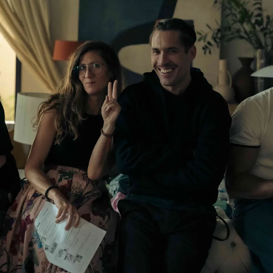 Activia, making of: actores y equipo sonríen a la cámara en un sofá
