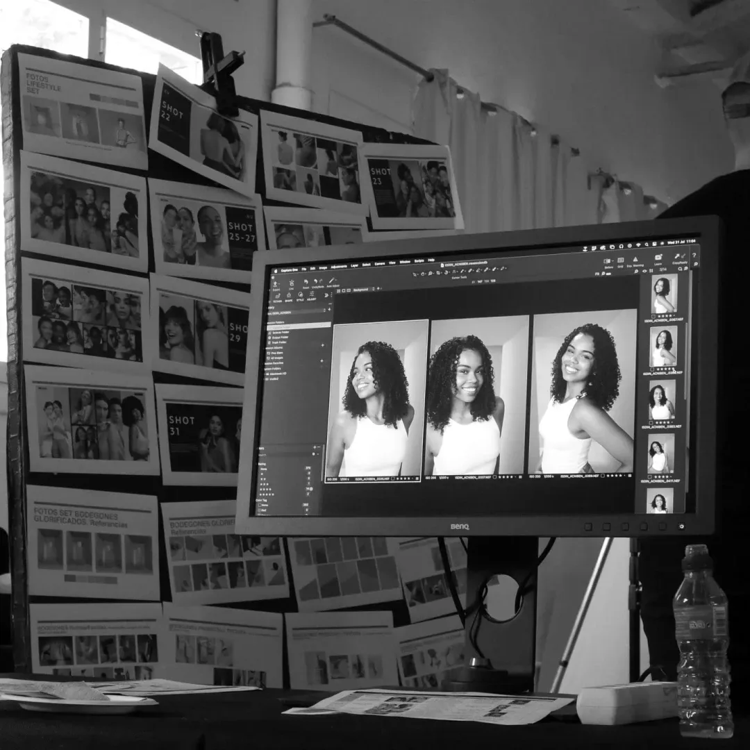 ISDIN Acniben, making of: fotos del casting en un panel y en un monitor, en blanco y negro