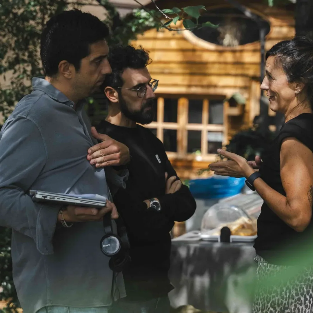 Activia, making of: tres miembros del equipo hablan en el jardín de la localización