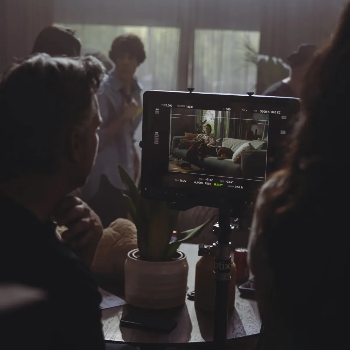 El equipo de Glassy Films sigue en el monitor una escena en un salón